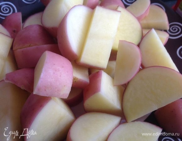Картофель помойте щеткой и порежьте.