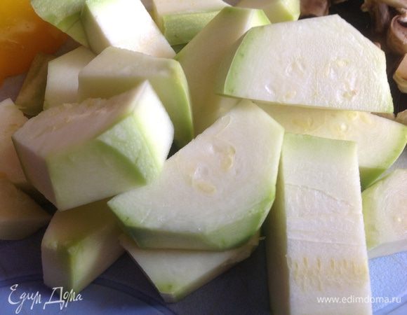 Нарежьте кабачки.