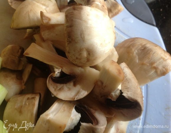 Шампиньоны почистите, нарежьте пополам или на четвертинки.