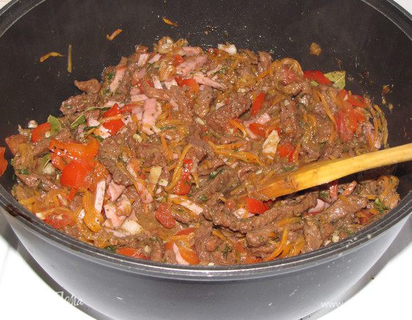 Через 15 минут вкусное и нежное мясо готово.