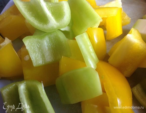 У болгарского перца удалите плодоножку и семена, крупно порежьте.