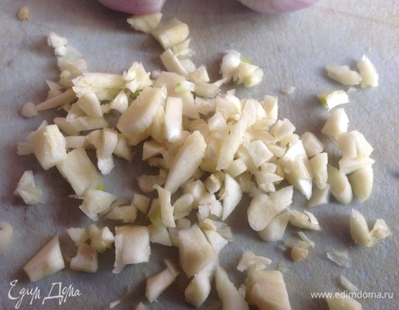 Чеснок раздавите тупой стороной ножа, и мелко порубите вместе с кожурой.