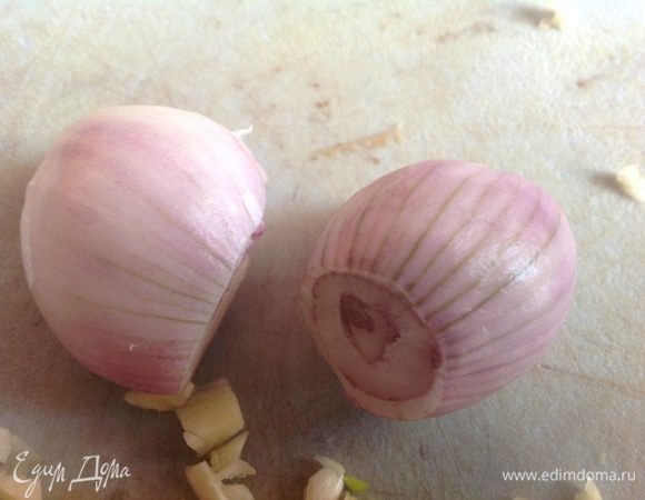 Лук-шалот почистите. (В ингредиентах я указала 6 штук, но у меня осталось всего 2)