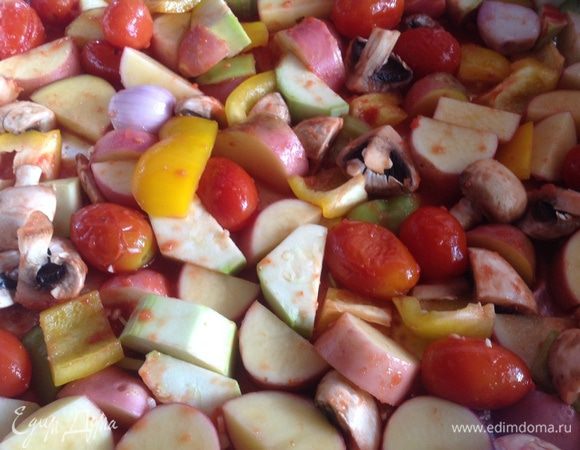 Выложите овощи (вместе с томатами и соком) на противень застеленный фольгой, посолите, приправьте листиками тимьяна, аккуратно перемешайте.