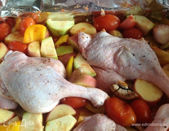 Сверху выложите утиные ножки. Готовьте в духовке 45-50 минут.