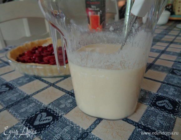 Для заливки: смешать все ингредиенты венчиком.

*Творог можно заменить сметаной 15% жирности и выше. Я делаю оба варианта: и с творогом, и со сметаной (смотря что под рукой). По вкусу оба варианта получаются идентичными, разве что со сметаной чуть-чуть дольше печется.