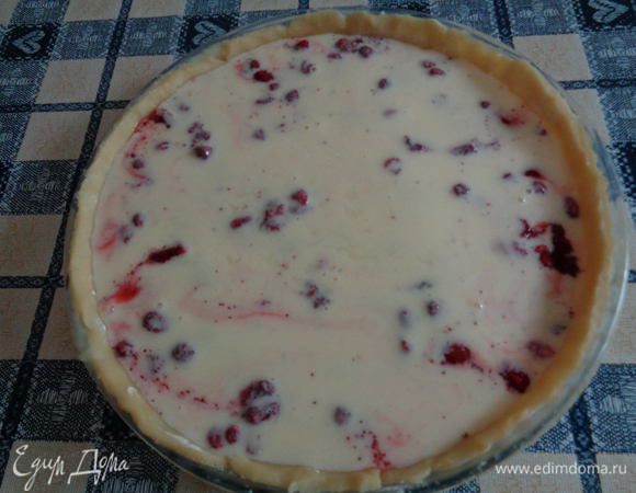 Покрыть заливкою ягодный пирог.