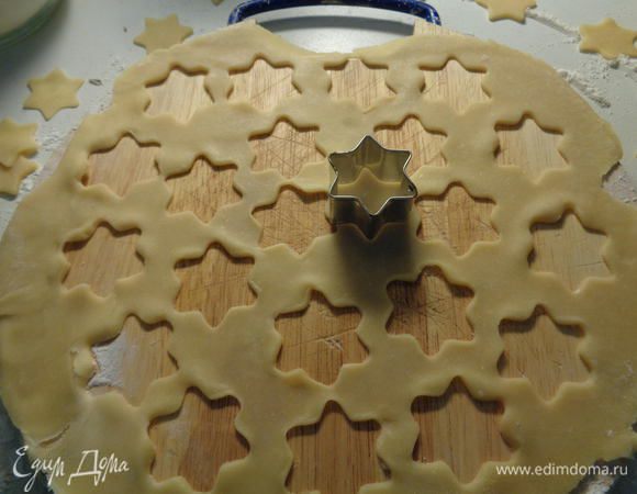 и вырезала формочкой звездочки.