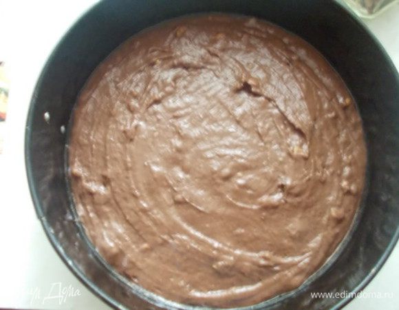 вылить тесто в форму смазанную маслом,у меня диаметром 24 см.,если вы будете печь на всю норму,то можно взять форму побольше.