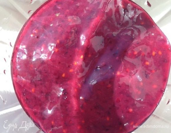 Промываем и отправляем в блендер. Тщательно измельчаем. Вы, конечно, можете предварительно подвергнуть ее тепловой обработке: проварить, либо подержать минутку в микроволновке, но я считаю это лишним. В таком виде и витамины целее и вкус не проигрывает....