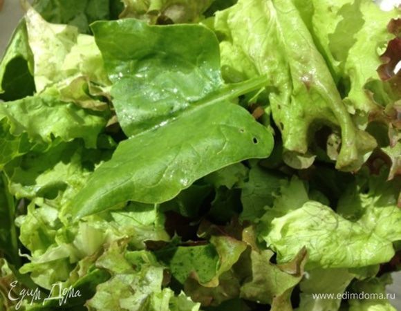 Салатный микс (у меня листовой салат и шпинат) промываем и обсушиваем и немного рвем руками.