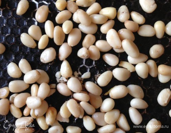 Кедровые орешки слегка поджариваем на сухой сковороде.