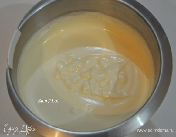 Печем бисквит. Он очень здесь вкусный. Для этого взбить яйца с сахаром в густой крем. Взбивать минут 10.