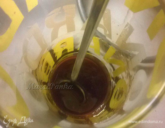 Приготовим вначале сахарный сироп, т.к. он понадобится нам холодным. 
Для этого смешаем все ингредиенты для его приготовления, закипятим, поварим минут 10 до загустения и оставим охлаждаться.

*Я использовала сок половины лимона. Вы можете отрегулировать его количество, согласно собственным предпочтениям.

Можно добавить в сироп розовую воду, только её надо чуть-чуть - 1-1,5 ч.л. достаточно, чтобы был лёгкой аромат. Я не добавляла, т.к. розовая вода у меня в ореховой начинке присутствует. 