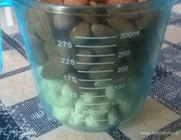 Приготовим начинку. Для этого орехи (можно взять любую смесь) предварительно немного обжарим на сухой сковороде.