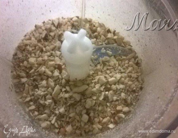 Измельчим их затем в блендере таким образом, чтобы кусочки чувствовались.
2 столовые ложки орехов отложим в сторону для посыпки готовой баклавы.