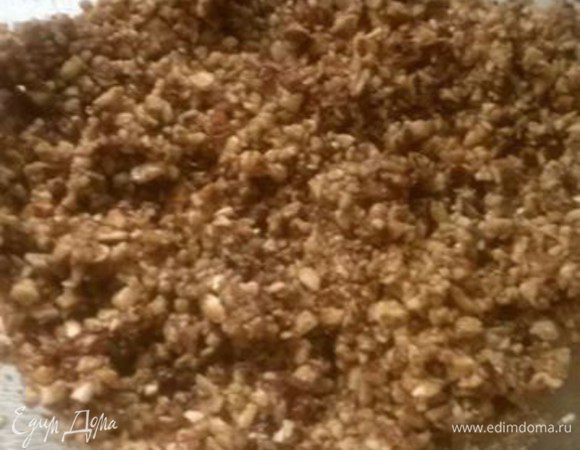 И добавим розовую воду. Орехи смочить этой жидкостью, чтобы они не рассыпались, причем, не надо выливать всю жидкость, добавляйте понемногу, как только орехи начнут прилипать друг к другу, значит достаточно.