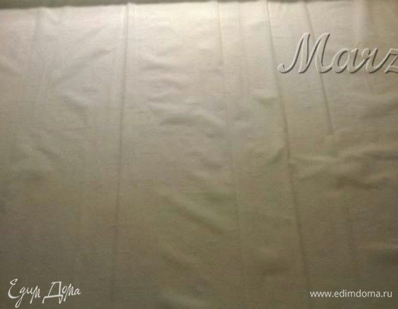 Развернуть готовое тесто фило. Отделить один лист.

**Остальное тесто прикрыть влажным полотенцем. Это очень важно, потому что тесто фило очень быстро сохнет.