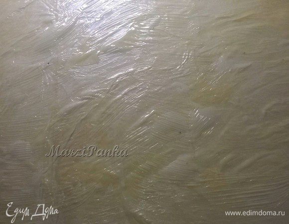 Смазать кисточкой растопленным маслом.
Можно, конечно, и пальцем смазывать, но кисточкой лучше, т.к. меньше масла уходит и они не такие жирные получаются. 