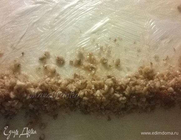 Ореховую начинку кладем с ближнего краю к вам