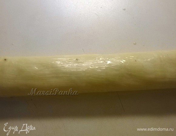 и подгибаем край во внутрь, и плотно сворачиваем в жгут.
Смазываем сверху растопленным маслом.
