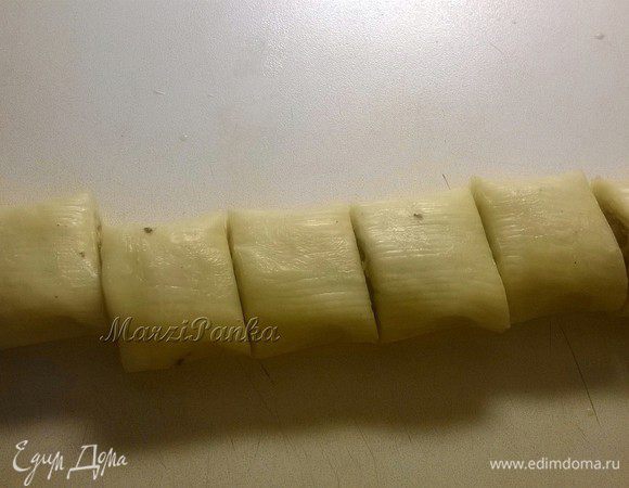 И режем на порционные квадратики, шириной примерно в 3 см.