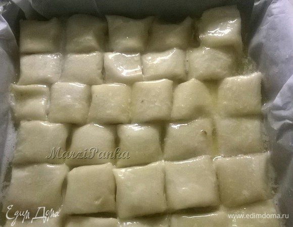 
Форму для выпекания застелить пекарской бумагой и смазать растопленным маслом.

Выложить плотно друг к дружке нашу баклаву и щедро смазать сверху маслом.
Масла должно быть достаточно, оно примерно должно покрывать на 1/2 содержимого. Такого масло должно быть достаточно, чтобы при выпечке тесто не высохло (так было по рецепту сказано).

****В принципе баклава печется очень быстро и на будущее, из-за жирности, я бы не советовала заливать ее маслом на половину. Достаточно было бы просто еще раз пройтись сверху кисточкой с маслом.
