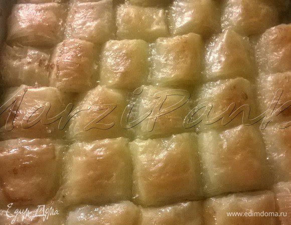 Ставим в духовку и при 180-190 С печем до зарумянивания баклавы. У меня ушло 5-7 минут на выпекание. Ориентируемся по своей духовке. 