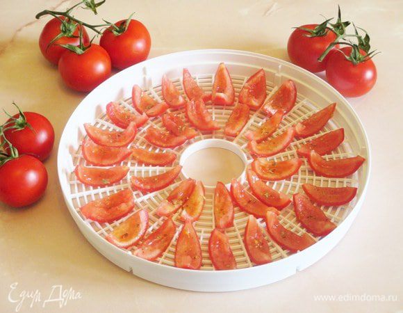 Вялить помидоры, т.е. их дольки очень удобно в электросушилке. Для этого их  нужно нарезать, удалить семена, посыпапать специями по вкусу, разложить срезом вверх на решетках и включить сушилку.