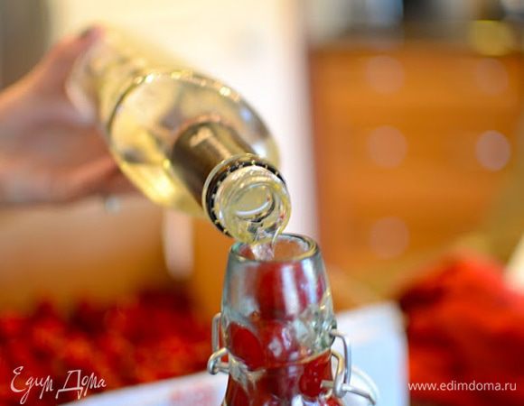 Вишню промыть, удалить хвостики, просушить и уложить плотно в банку. Косточки удалять нет необходимости-именно вишневая косточка придает напитку вкус и аромат. Залить водкой и поставить на подоконник, закрыть крышкой и забыть на 3 недели.

Полученный настой сливаем через сито и отправляем в другую емкость и плотно закрываем. Отправляем его в прохладное место. Это еще не конечный продукт, а промежуточный полуфабрикат :) . 