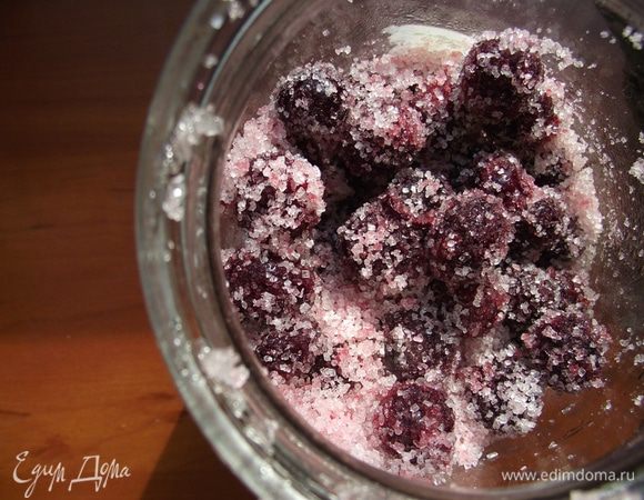 
Далее в банку с вишнями насыпать сахар (сколько войдет). Чтобы сахар равномерно распределился, банку надо встряхивать.

Опять забываем про банку на три недели. Через три недели сахар весь растворится (медленно и нехотя, но на 21-й день его в банке не должно быть, только сироп). 