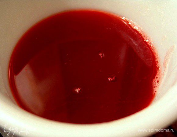 Затем слить сироп и смешать с вишневой водкой. Можно процедить через несколько слоев марли.