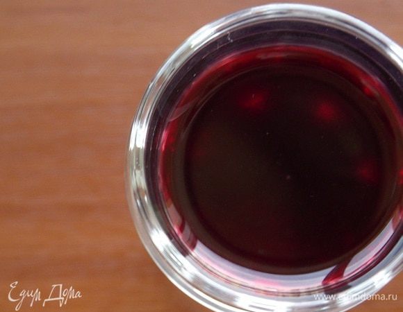 Опять забыть на три недели (если получится :) ). Вот теперь ароматнейшая вишневая наливка готова! Чем дольше она стоит в прохладном месте, тем больше она набирается своего аромата и крепости. 
Цвет наливки потемнеет, так должно быть, а это значит напиток прошел правильный и точный процесс .