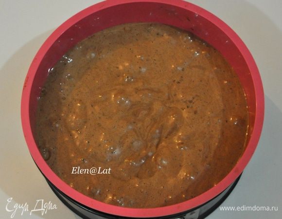 К взбитым яйцам добавить растительное масло, просеянную муку с какао, разрыхлителем и щепоткой соли. Аккуратно перемешать лопаточкой. Методом складывания снизу вверх. Тесто вылить в форму 20см в диаметре. И выпекать бисквит в заранее разогретой до 170С духовке 40-50 минут. Готовность бисквита проверить деревянной шпажкой.