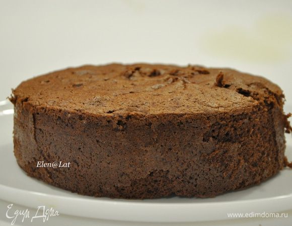 Готовый бисквит оставить остывать в форме, после вытащить. Бисквит очень нежный и рассыпчатый. Аккуратно с ним. 