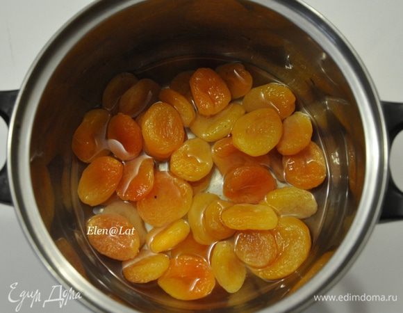 Готовим пропитку и начинку. Для пропитки сварить крепкий кофе и дать остыть. 
Мягкую курагу залить водой и дать прокипеть минут 10-15. Затем еще горячую пюрировать. Дать остыть.
Если Вы не любите курагу, можно взять любые фрукты или чернослив и сделать из них начинку. Или даже взять кисленький джем, конфитюр. Будет другой вкус, но тоже будет очень вкусно!!!!!

Шоколад натереть на крупной терке.
