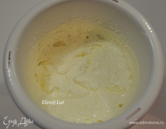 Готовим крем. Для него взбить сливки с загустителем(можно и без него, если сливки жирностью более 35%)  и сахарной пудрой до состояния крема. Добавить сливочный сыр и еще раз взбить. Не переусердствуйте, чтобы крем не свернулся.