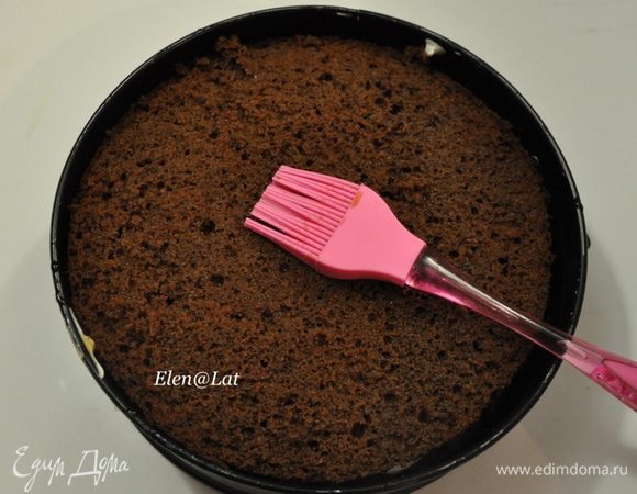 Собираем торт. Для этого пропитать каждый корж кофе.