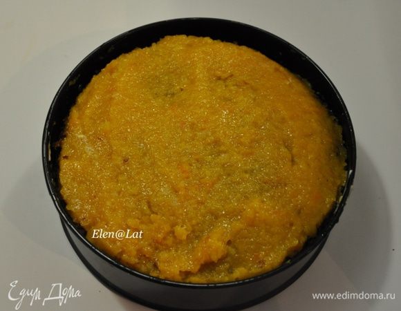 В форму выложить первый пропитанный корж, на него выложить начинку из кураги.