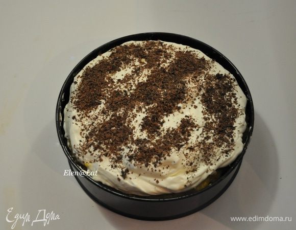 На курагу выложить 1/2 крема и посыпать тертым шоколадом. Далее опять пропитанный корж, начинку, крем, шоколад и в завершении корж. 