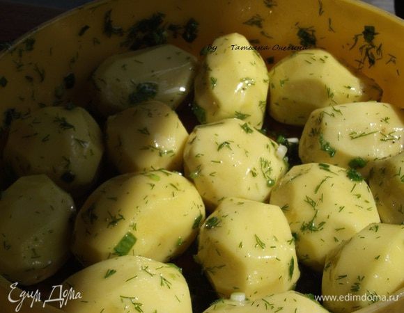 Зелень мелко рубим ножом, чеснок нарезаем тонкими пластинками, добавляем сок лимона и масло.

Картофель очищаем от кожуры, моем и просушиваем бумажным полотенцем. Отправляем в маринад, солим и перчим. Оставляем мариноваться на 30 минут.