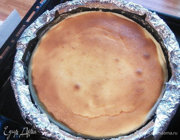 Выньте чиз из духовки, полностью охладите, затяните плёнкой и поставьте в холодильник мин. на 5 часов, лучше на ночь.