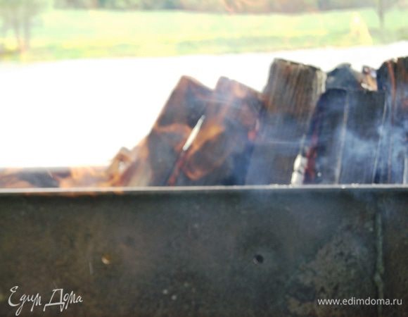 Тем временем занимаемся костром. Нам необходимо будет много углей, так как картофель более твердый продукт, чем мясо, и готовится дольше по времени.