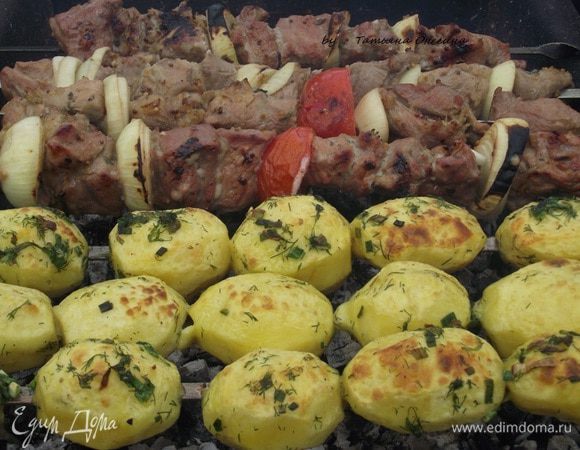 Картофель переворачиваем часто, чтобы он хорошенько проготовился внутри, а корочка не подгорела, а зарумянилась. Необходимо добиться эффекта хрустящей корочки и нежной мякоти внутри. 