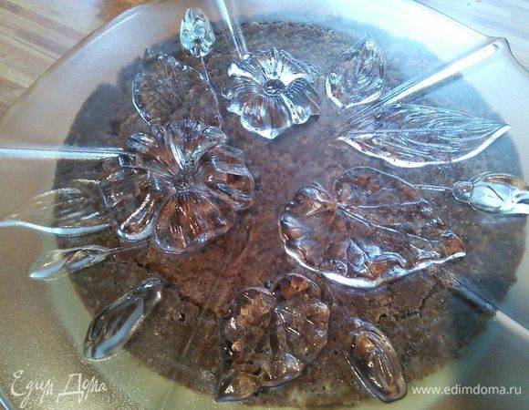 Проведите острым мокрым ножом вдоль периметра формы, так пирог отделился от стенок. Снимите кольцо разъёмной формы. Покройте чиз сверху блюдом и аккуратно переверните его. Теперь предстоит освободить дно, помогайте себе ножом и у вас всё получится! После того, как снято дно формы накройте пирог сервировочным блюдом и опять переверните его.