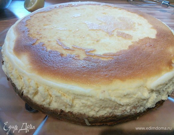 Взбейте 250 мл. сливок с ванилью до жёстких пиков. Смажьте поверхность и бока пирога сливками.