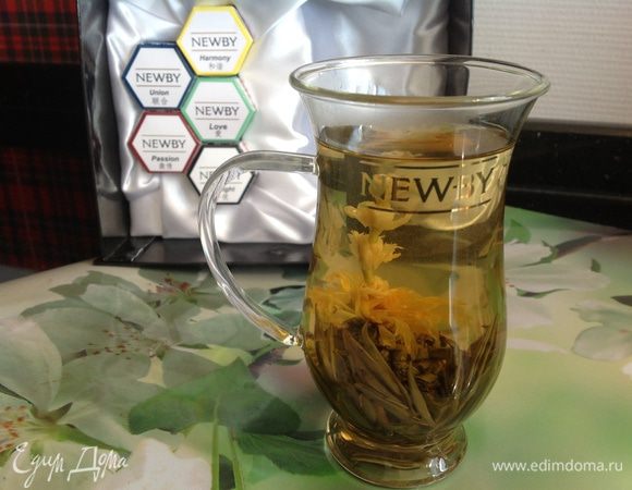 Этим пирогом мы наслаждались с чаем, которым я выиграла, за что сердечно благодарю команду ЕД, Юлию Высоцкую, Наташеньку и компанию NEWBY. Чай великолепен, а за распускающимся цветком, с раскрытыми ртами наблюдали мои мальчишки (да и я вместе с ними), и их восторгу не было предела!!! СПАСИБО!!!