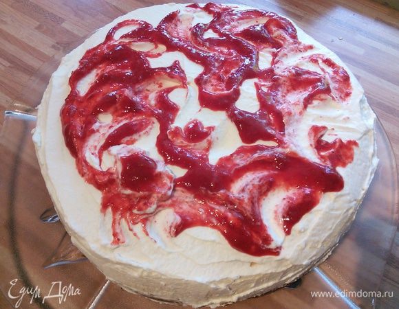 Перед подачей выложите часть клуб ночного пюре на сливки и ложечкой сделайте разводы.