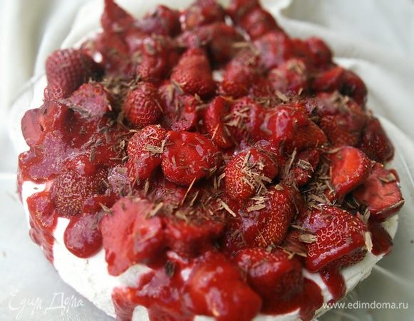 Выложите клубнику, сверху полейте клубничным соусом( часть останется, её вы сможете подать отдельно). Притрусите шоколадной стружкой.