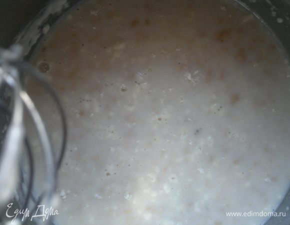 Готовим опару. Соединяем теплое молоко,  дрожжи, сахара одну столовую ложку, муки одну - две ложки и ставим в теплое (духовка нагретая до 60*С) место на 15 минут.